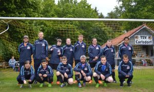fußball_1000x600 Mannschaftsaufstellung vor dem Tor, Spieler in Trainingsjacken und kurzen Hosen.
