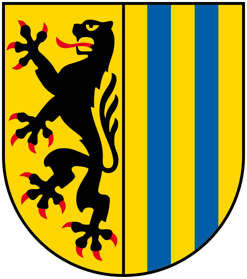 Wappen mit schwarzem Löwen auf gelbem Grund und blauen Streifen.