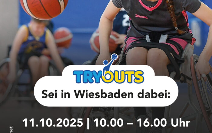 Rollstuhlbasketballspielerin mit Ball in der Sporthalle.