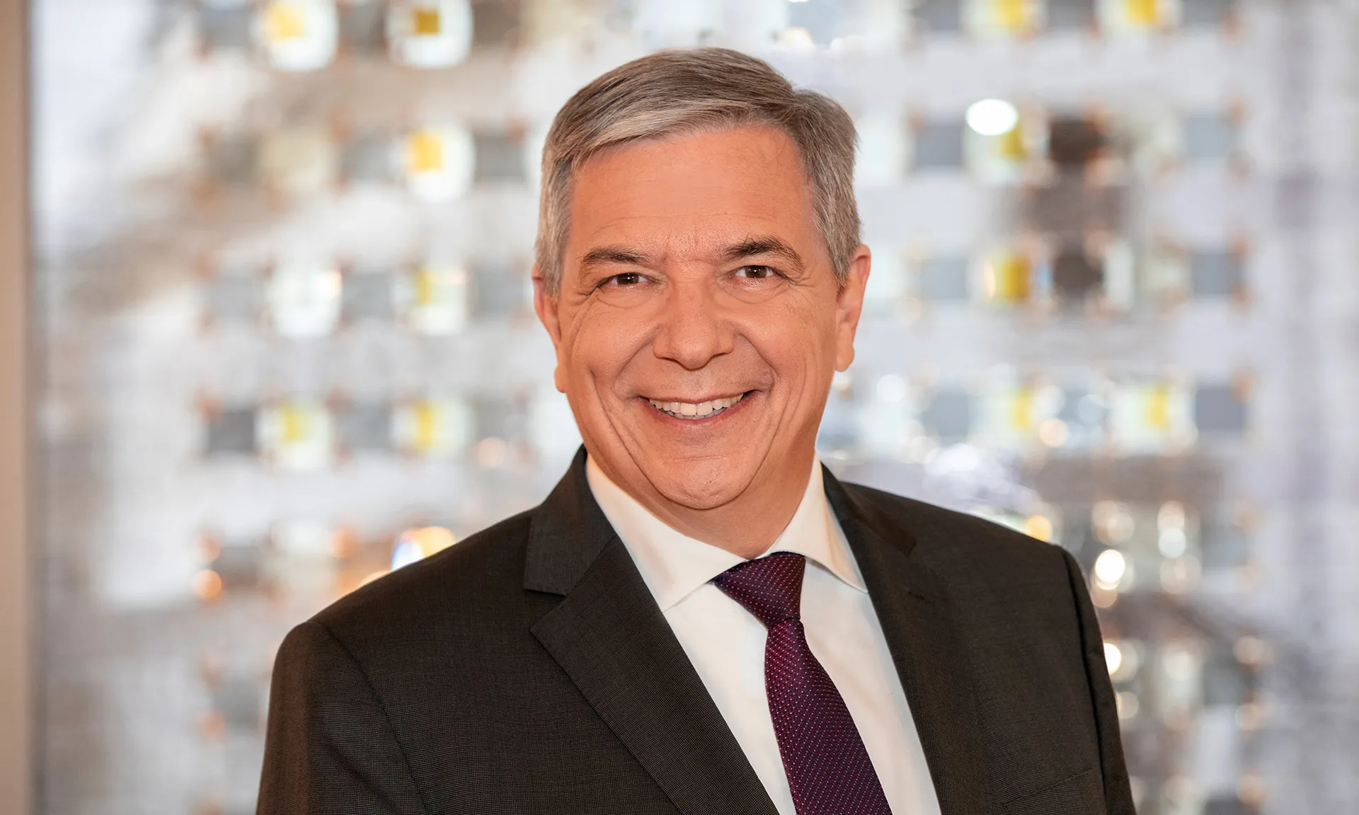 Porträt von Gert-Uwe Mende, Oberbürgermeister Wiesbaden