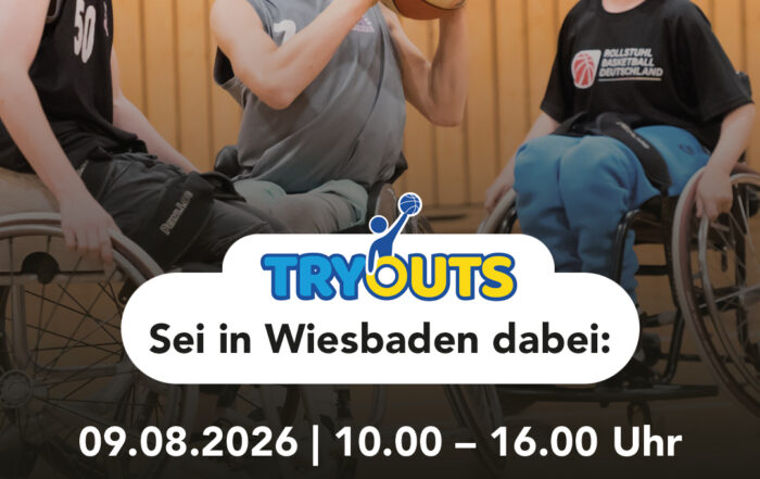 Event-Flyer TRYOUTS Wiesbaden mit den wichtigsten Daten: 9. August 2026, 10 bis 16 Uhr, Sporthalle Klarenthal, Geschwister-Scholl-Straße 10, 65197 Wiesbaden. Kontakt: Martina.Ickler@sv-rhinos.de. Anmeldeschluss 24. Juli 2026. Hintergrundfoto: drei junge Spieler im Sportrollstuhl beim Rollstuhlbasketball-Training