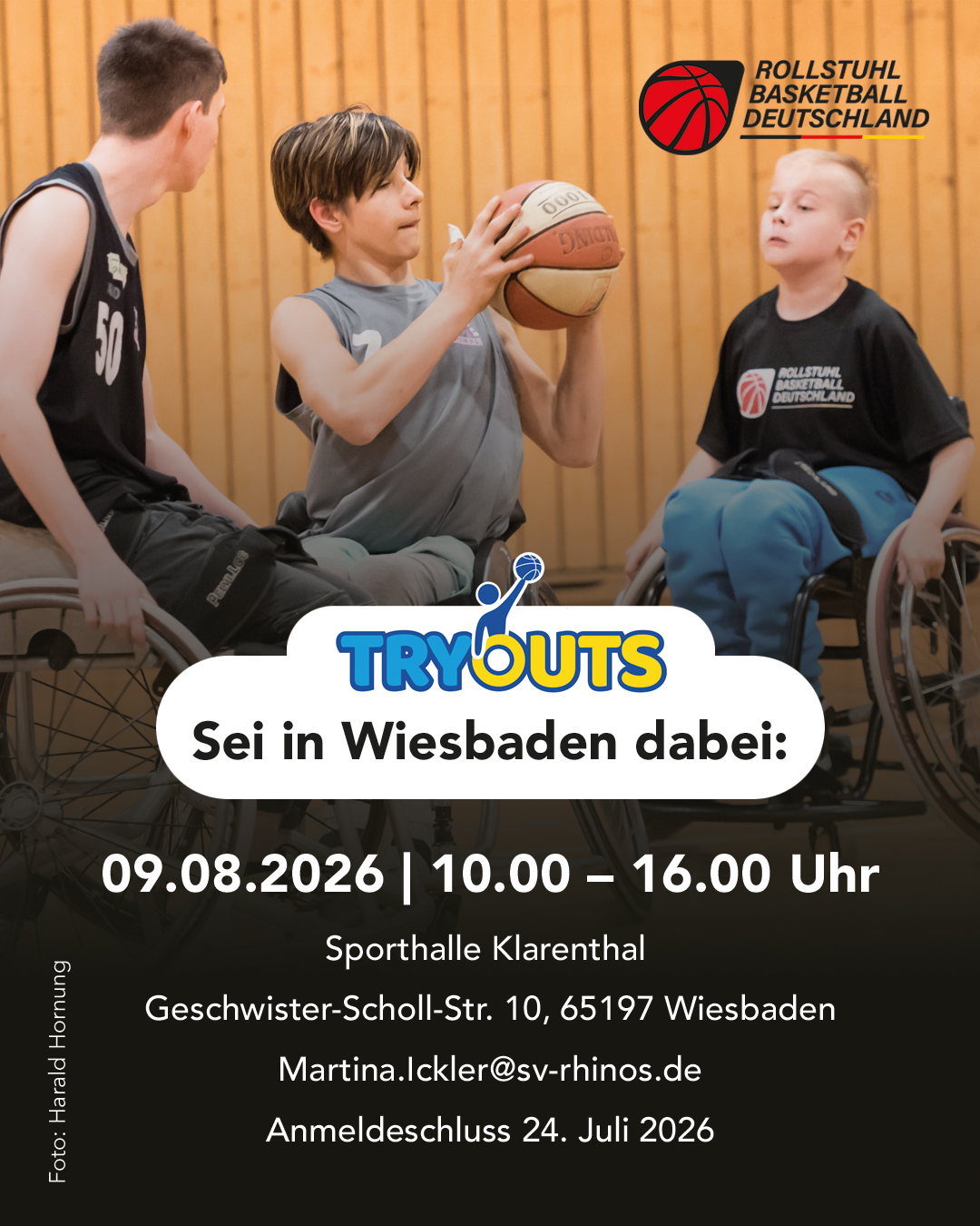 Event-Flyer TRYOUTS Wiesbaden mit den wichtigsten Daten: 9. August 2026, 10 bis 16 Uhr, Sporthalle Klarenthal, Geschwister-Scholl-Straße 10, 65197 Wiesbaden. Kontakt: Martina.Ickler@sv-rhinos.de. Anmeldeschluss 24. Juli 2026. Hintergrundfoto: drei junge Spieler im Sportrollstuhl beim Rollstuhlbasketball-Training