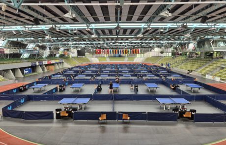 20260514_125824-WBRS Übersicht des Glaspalasts Sindelfingen mit den aufgebauten Tischtennis-Tischen und blauen Trennwand-Spielfeldern für die Deutsche Meisterschaft 2026