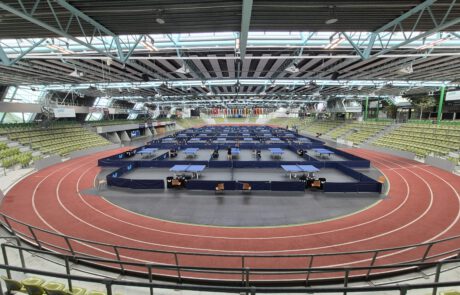 20260514_125827-WBRS Innenansicht des Glaspalasts Sindelfingen mit roter Laufbahn rundum die Tischtennis-Wettkampffläche bei der Deutschen Meisterschaft Para Tischtennis 2026