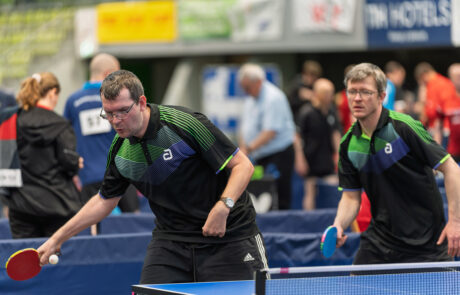 TL-50 Para-Tischtennis-Spieler beim Ballwechsel während der Deutschen Meisterschaften 2026 in Sindelfingen, im Hintergrund weitere Spieler in der Halle