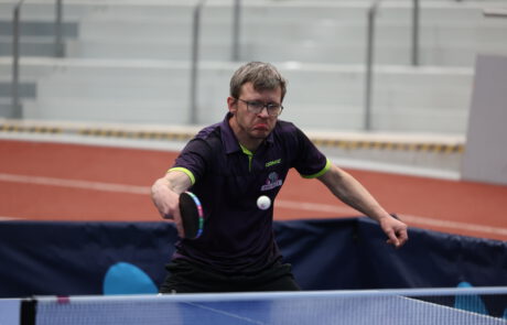 VA1_3084 Spieler der SV Rhinos im Vereinstrikot beim Returnierens des Balls bei den Deutschen Meisterschaften Para Tischtennis 2026 in Sindelfingen