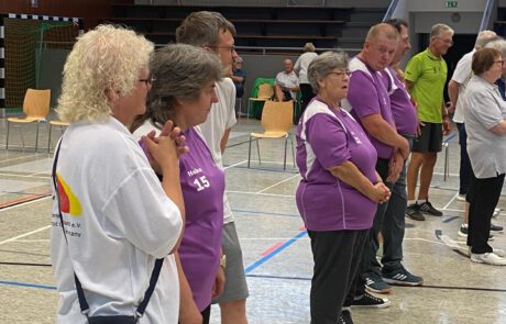 Athletinnen und Athleten bei der Aufstellung in der Sporthalle vor den Deutschen Para-Boccia Meisterschaften