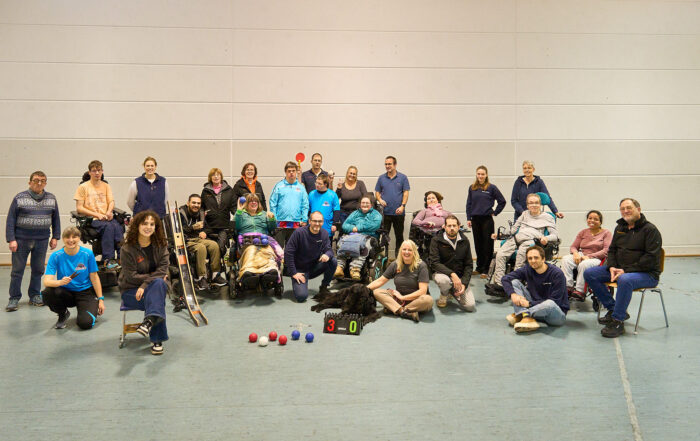 Das Boccia Team posiert in der Halle, alle schauen in die Kamera