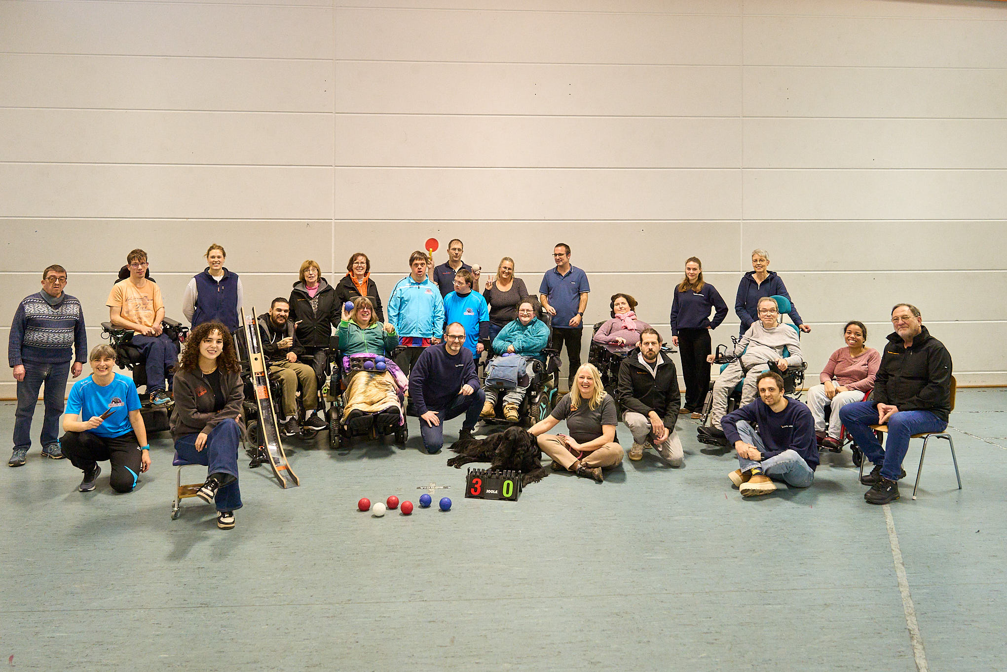 Das Boccia Team posiert in der Halle, alle schauen in die Kamera