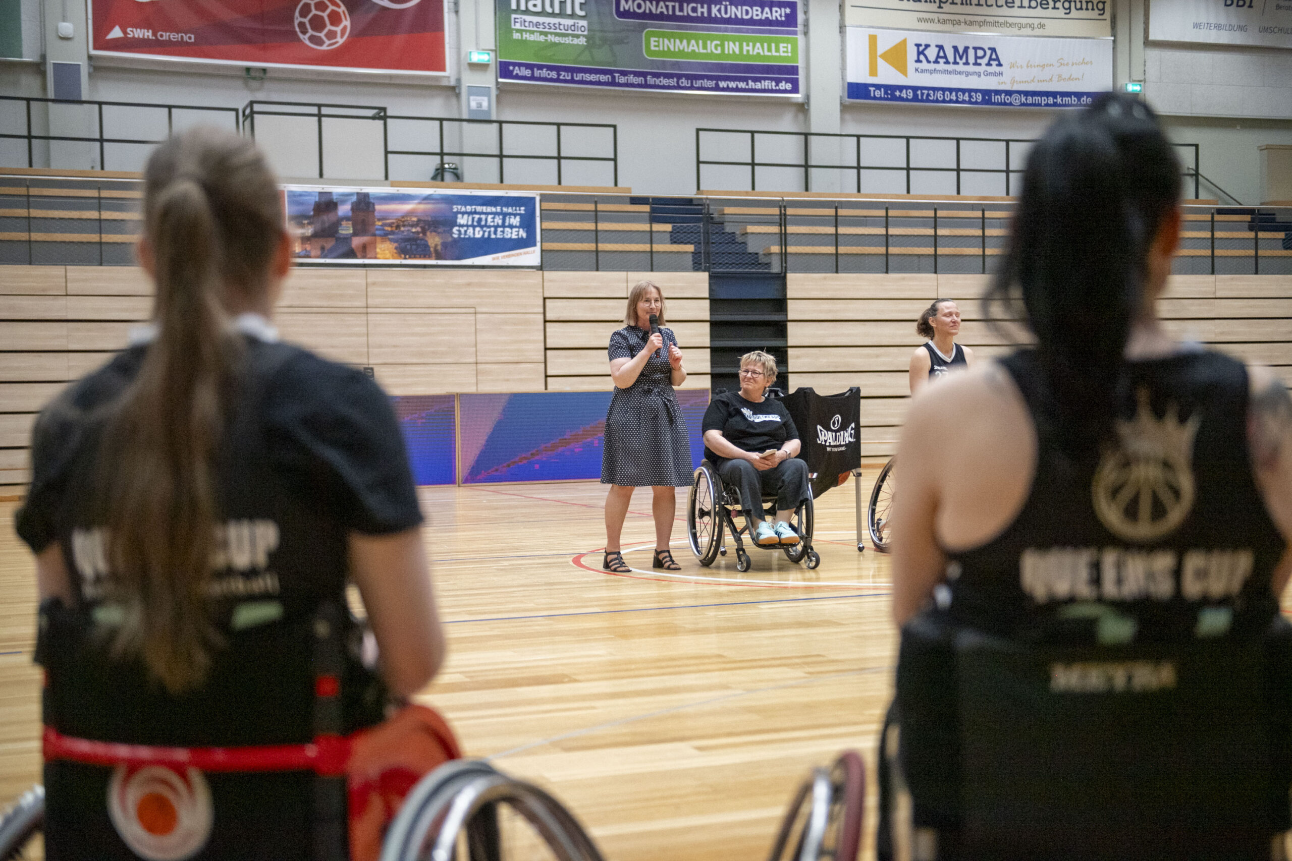Zwei Spielerinnen im schwarzen „Queens Cup