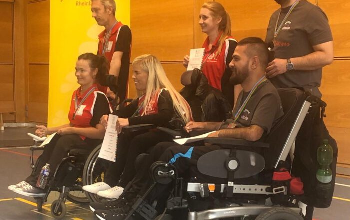 Siegerehrung mit Landesmeisterin Christine Fink, Vize-Meisterin Nancy Poser und Bronzemedaillen-Gewinner Mohammed Hasan (SV Rhinos) samt Rampenassistenten.