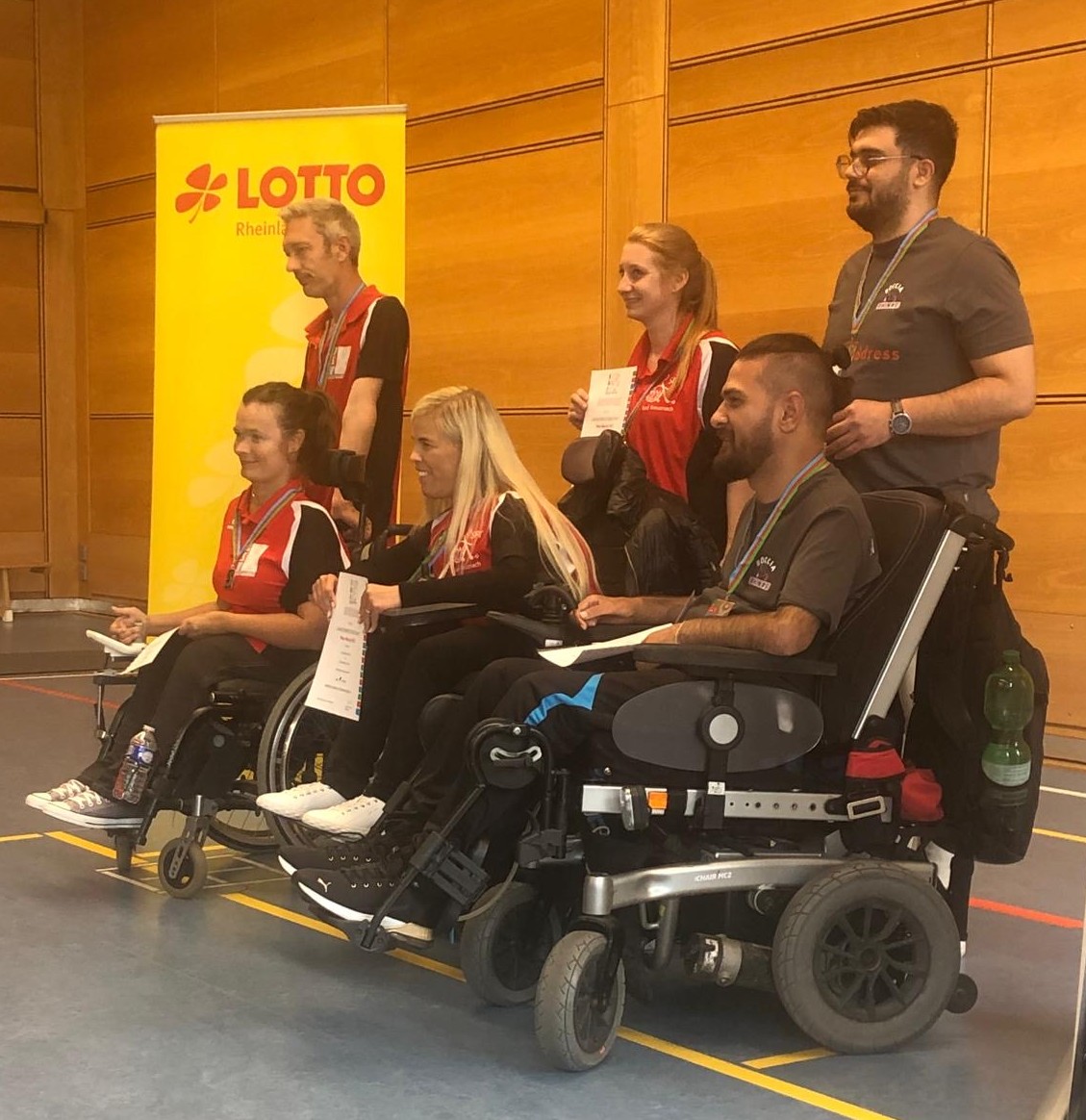 Siegerehrung mit Landesmeisterin Christine Fink, Vize-Meisterin Nancy Poser und Bronzemedaillen-Gewinner Mohammed Hasan (SV Rhinos) samt Rampenassistenten.