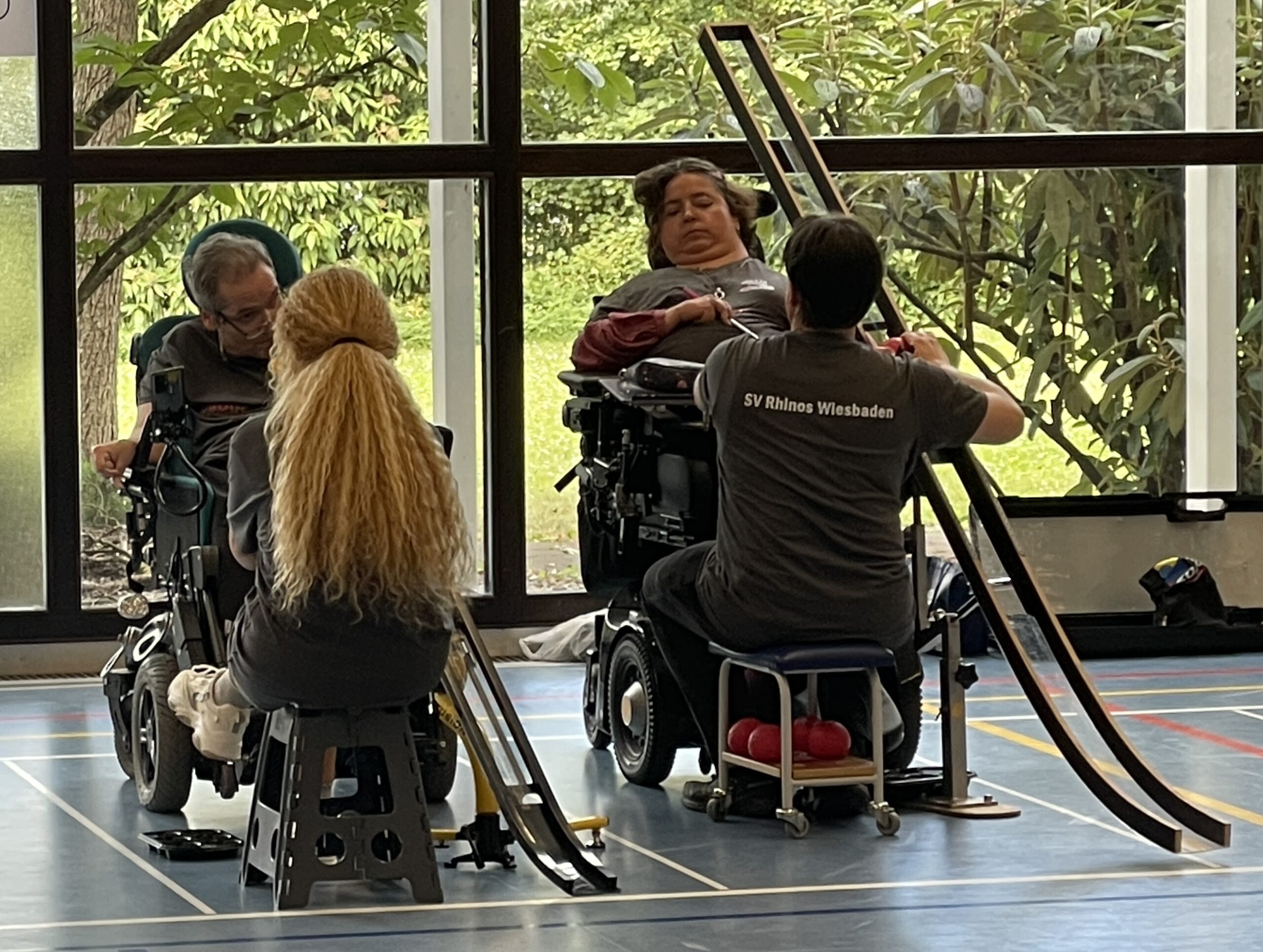 Stefan Schreck und Sandra Tietz (SV Rhinos) spielen gegeneinander an ihren Boccia-Rampen in der Sporthalle Bad Kreuznach.