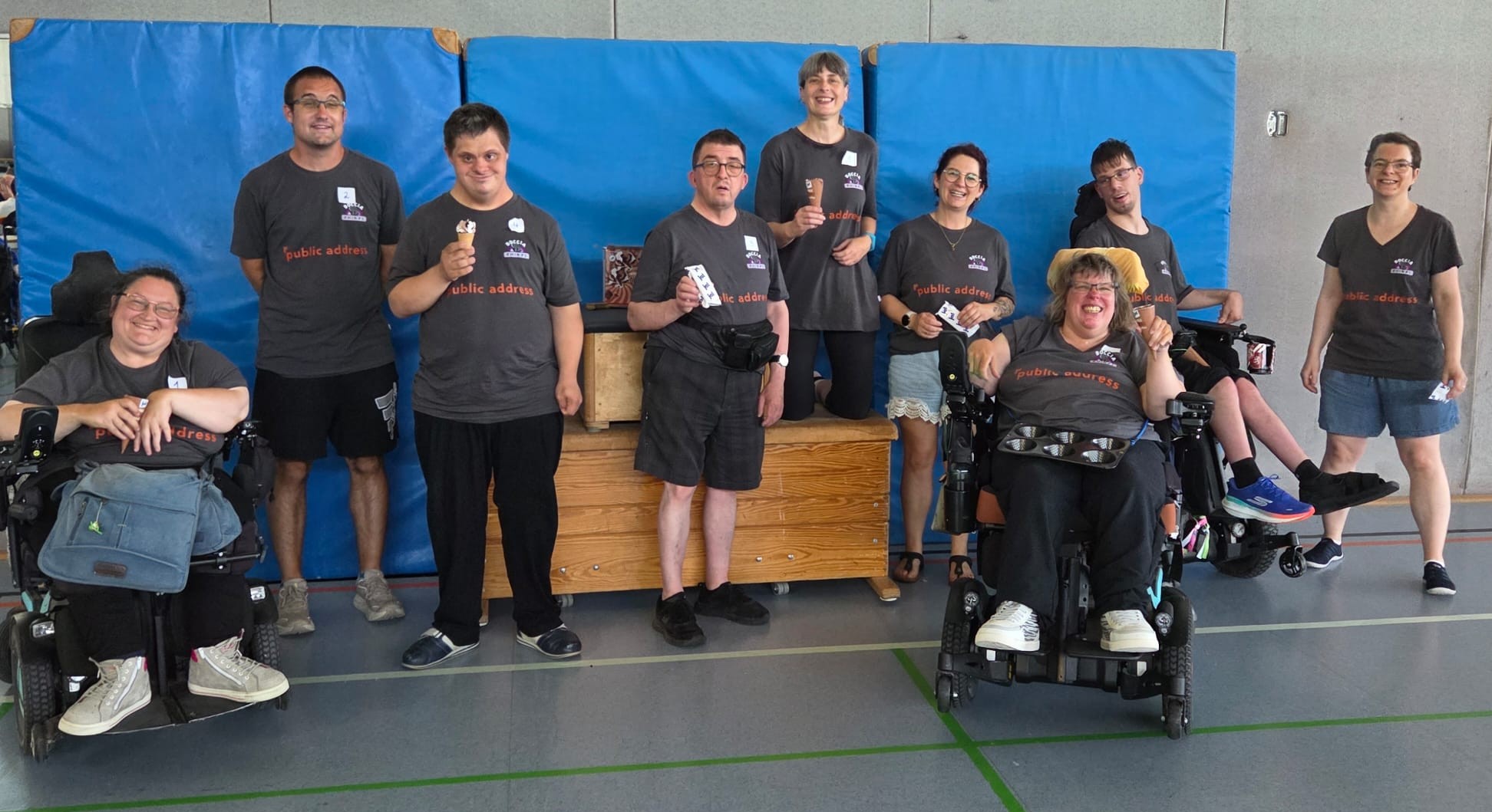 Gruppenfoto beider Boccia-Rhinos-Teams beim Deutschland-Pokal in Weinheim, alle mit Eis in der Hand.