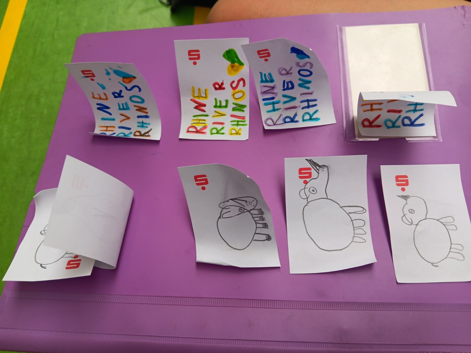 Selbstgebastelte bunte Motivationskarten mit dem Schriftzug „Rhine River Rhinos